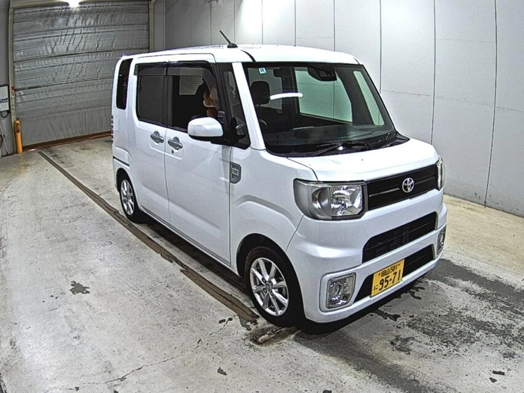 Toyota Pixis Mega LA700A 2020